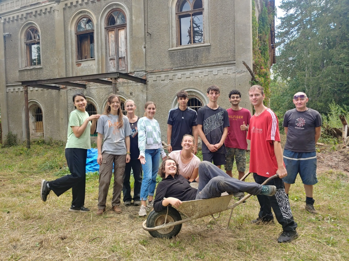 1. letošní workcamp: Víkendovka na zámku Veselí